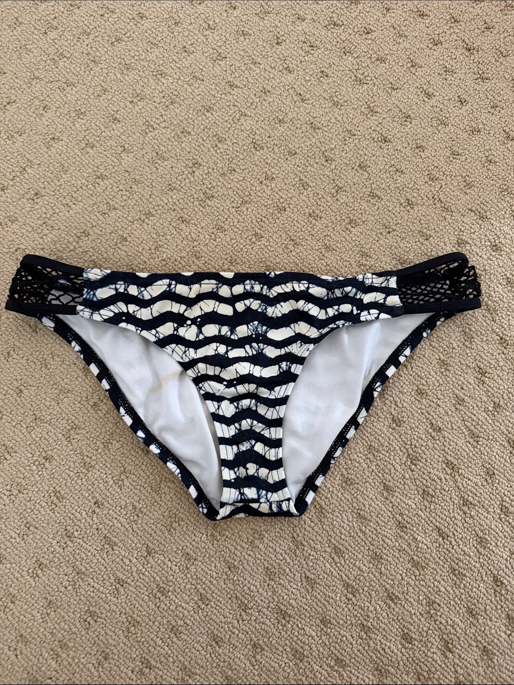 Reef Black & White Wave-Pattern Bikini Bottom